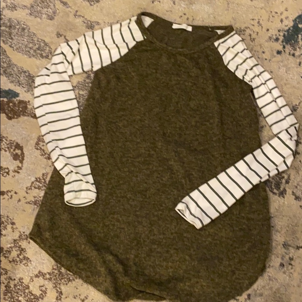 This is a new tunic  without tags sz small